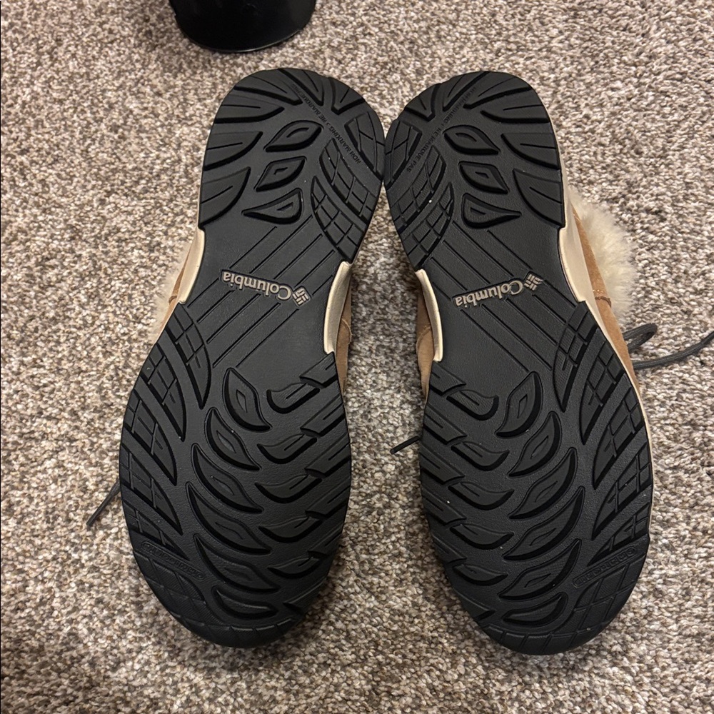 Columbia Tan Moccasins with Faux Fur Trim - Picture 4 of 4